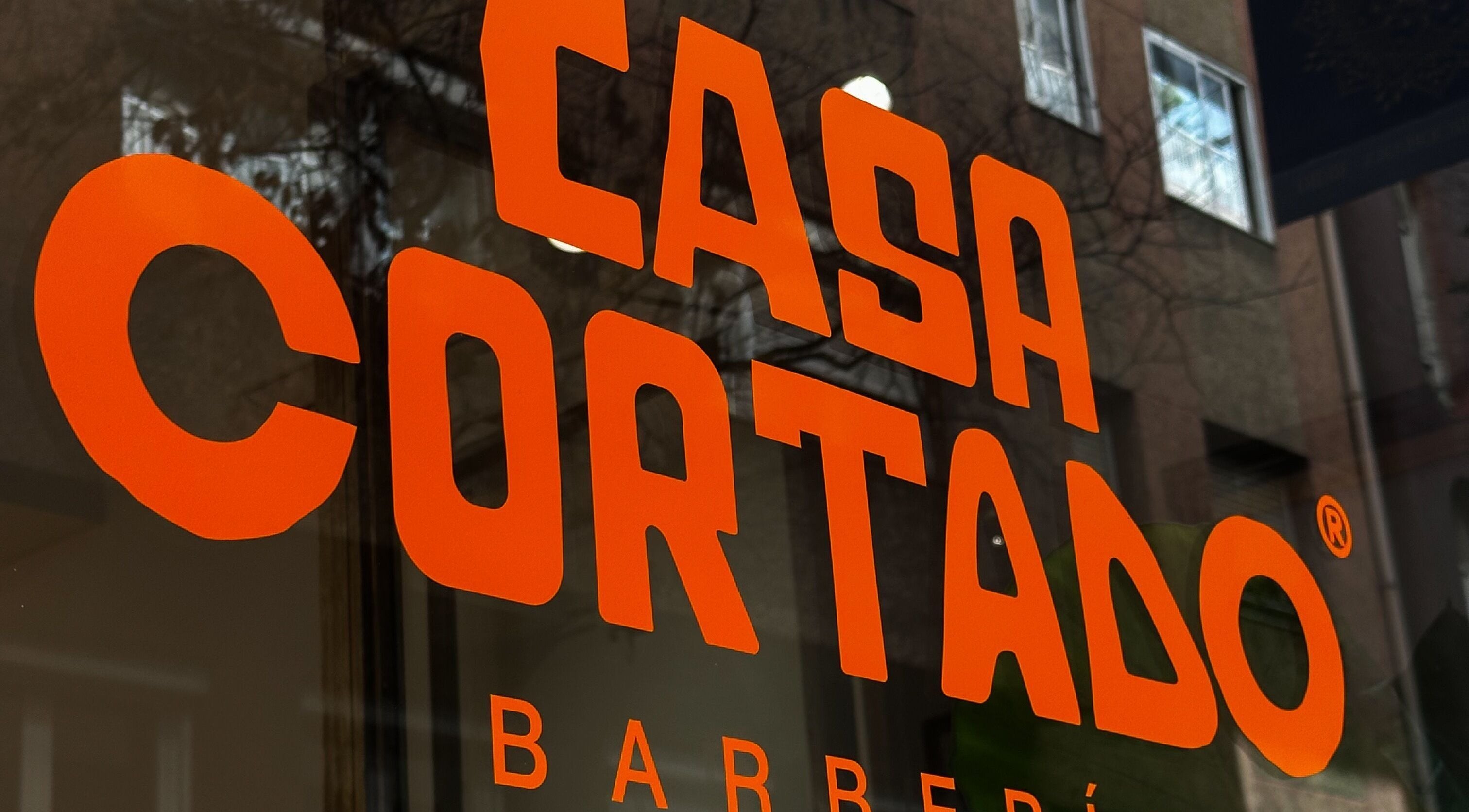 Logotipo de Casa Cortado en Barcelona, Catalunya, ES, reflejado en la ventana.
