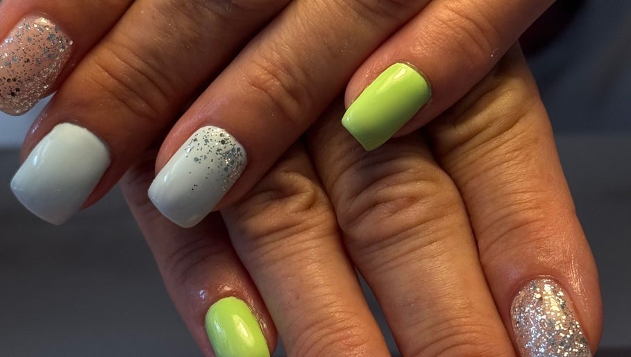 Vernis à ongles brillant avec paillettes de Polida Nails à Saint-Zacharie, Provence-Alpes-Côte d'Azur, FR.