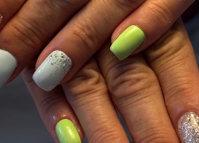 Vernis à ongles brillant avec paillettes de Polida Nails à Saint-Zacharie, Provence-Alpes-Côte d'Azur, FR.