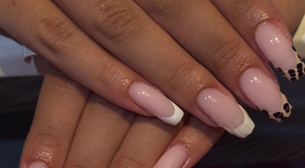 Manucure élégante chez Polida Nails, Saint-zacharie, Provence-alpes-côte D'azur, FR, avec design léopard.