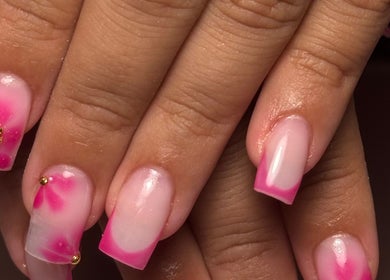 Ongles floraux élégants réalisés chez Polida Nails, Saint-zacharie, Provence-alpes-côte D'azur, FR.