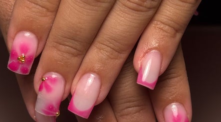 Ongles floraux élégants réalisés chez Polida Nails, Saint-zacharie, Provence-alpes-côte D'azur, FR.