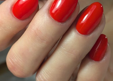 Unhas vermelhas brilhantes feitas no By_lili_foryou, Beynes, Île-de-France, FR.