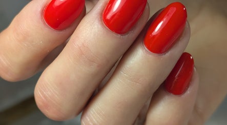 Unhas vermelhas brilhantes feitas no By_lili_foryou, Beynes, Île-de-France, FR.