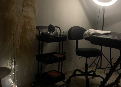 Sala de belleza con camilla y luz suave en LR CEJAS, Soledad, Atlántico, CO.