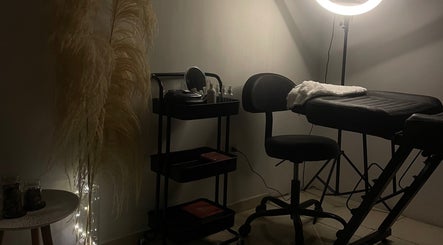 Sala de belleza con camilla y luz suave en LR CEJAS, Soledad, Atlántico, CO.