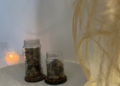 Decoración relajante con velas y tarros en LR CEJAS, Soledad, Atlántico, CO.