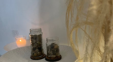 Decoración relajante con velas y tarros en LR CEJAS, Soledad, Atlántico, CO.