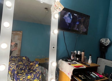 Espejo iluminado y productos de belleza en Ezebarber, General Rodríguez, Provincia De Buenos Aires, AR.