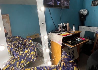 Sala de corte en Ezebarber, General Rodríguez, Provincia De Buenos Aires, AR con equipo de peluquería profesional.