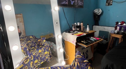 Sala de corte en Ezebarber, General Rodríguez, Provincia De Buenos Aires, AR con equipo de peluquería profesional.