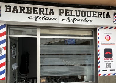 Entrada de Barberia Adam Martin en Castell De Ferro, Andalucía, ES, con logotipo distintivo.