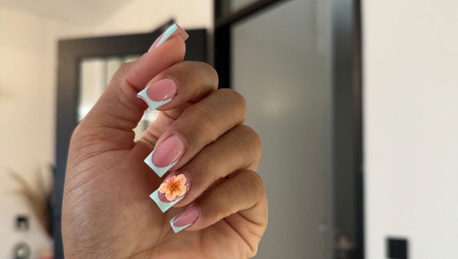 Stijlvolle pastel nail art met bloem bij Celeste Nail Studio, Rotterdam, Zuid-Holland, NL.