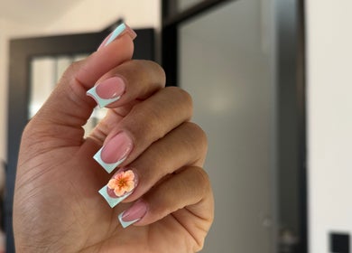 Stijlvolle pastel nail art met bloem bij Celeste Nail Studio, Rotterdam, Zuid-Holland, NL.