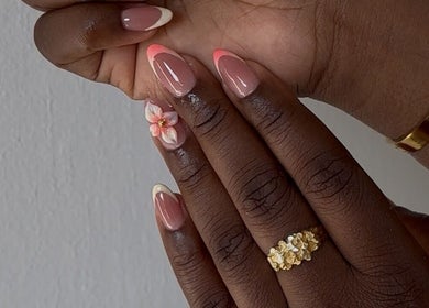 Elegante nagelkunst met bloemendetails bij Celeste Nail Studio, Rotterdam, Zuid-holland, NL.