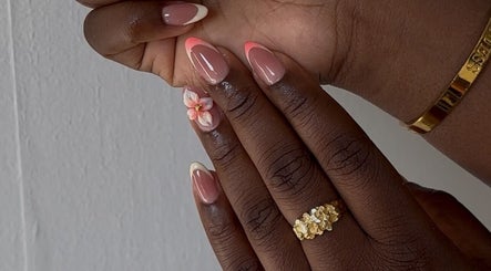 Elegante nagelkunst met bloemendetails bij Celeste Nail Studio, Rotterdam, Zuid-holland, NL.