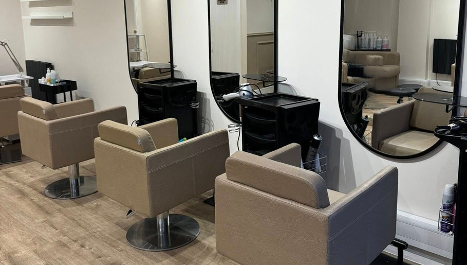 Stylish salon chairs and mirrors at Freyasbeautybar, Caterham, England, GB, offering luxury beauty services.