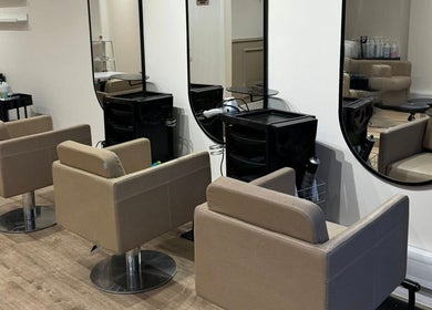 Stylish salon chairs and mirrors at Freyasbeautybar, Caterham, England, GB, offering luxury beauty services.