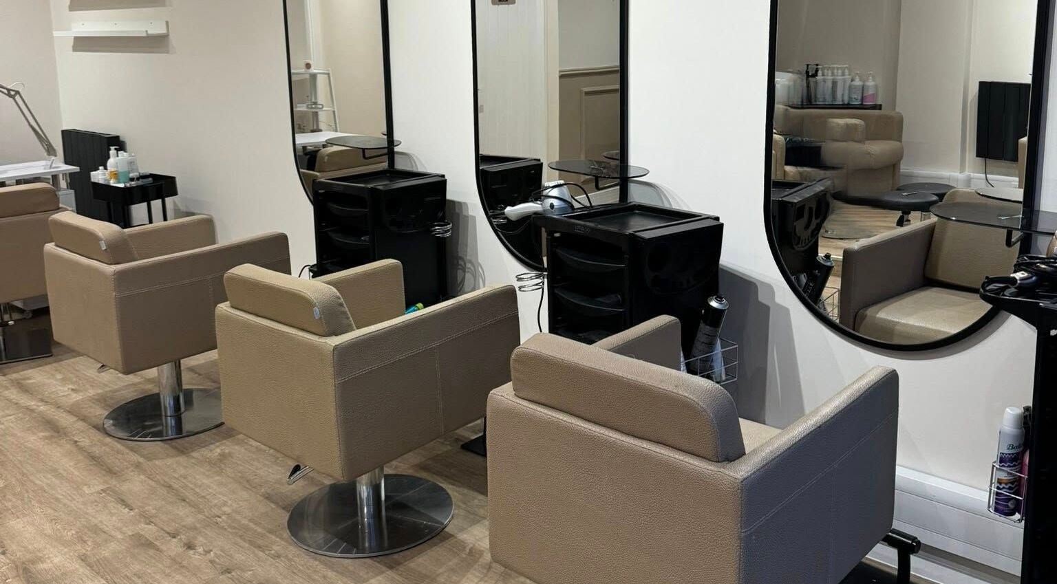 Stylish salon chairs and mirrors at Freyasbeautybar, Caterham, England, GB, offering luxury beauty services.