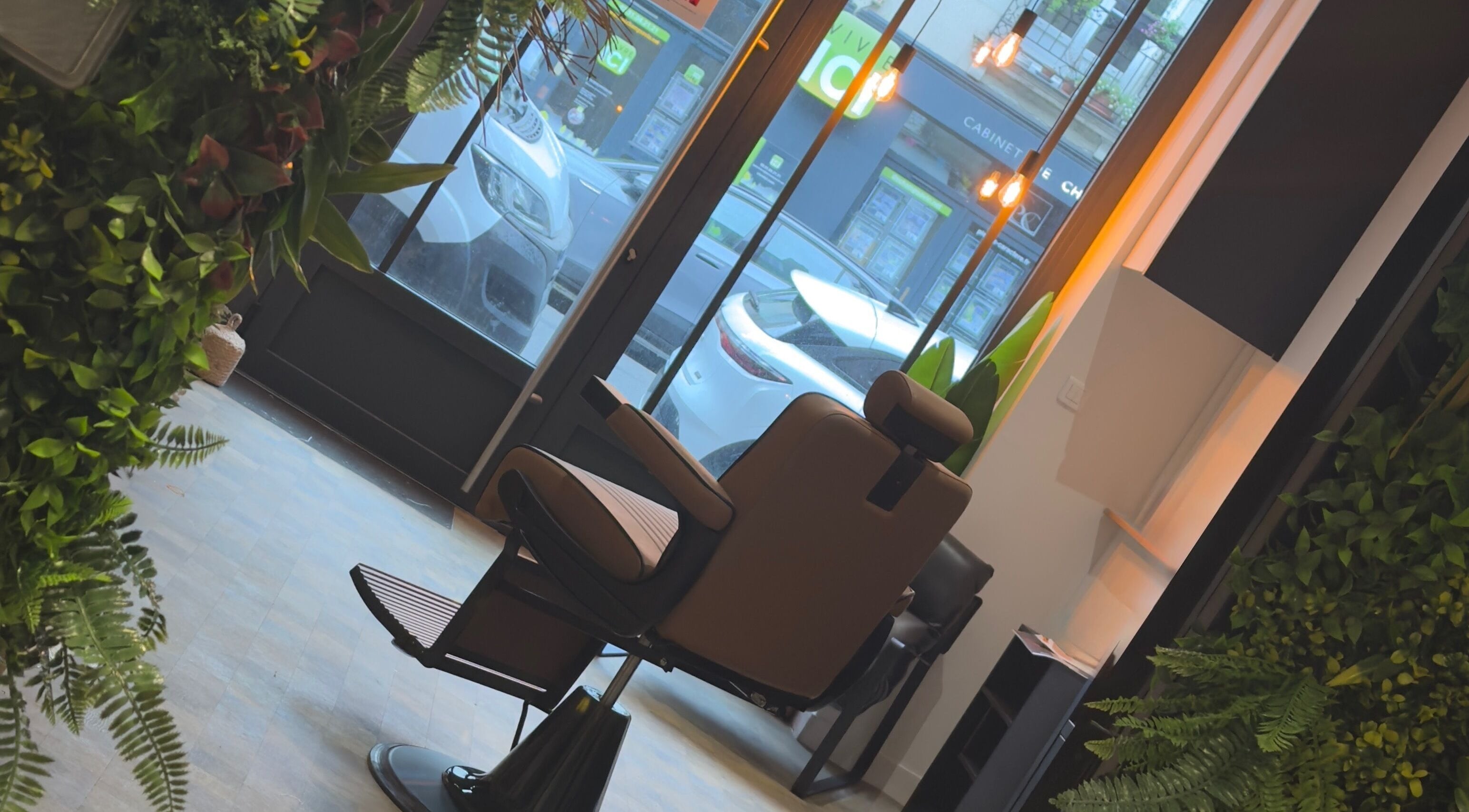 Chaise de salon moderne à Casa Marinho, Nantes, Pays De La Loire, FR, entourée de plantes décoratives.