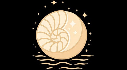 Logotipo elegante de Luna de Sal en La Romana, La Romana, DO, con diseño de nautilus y estrellas.