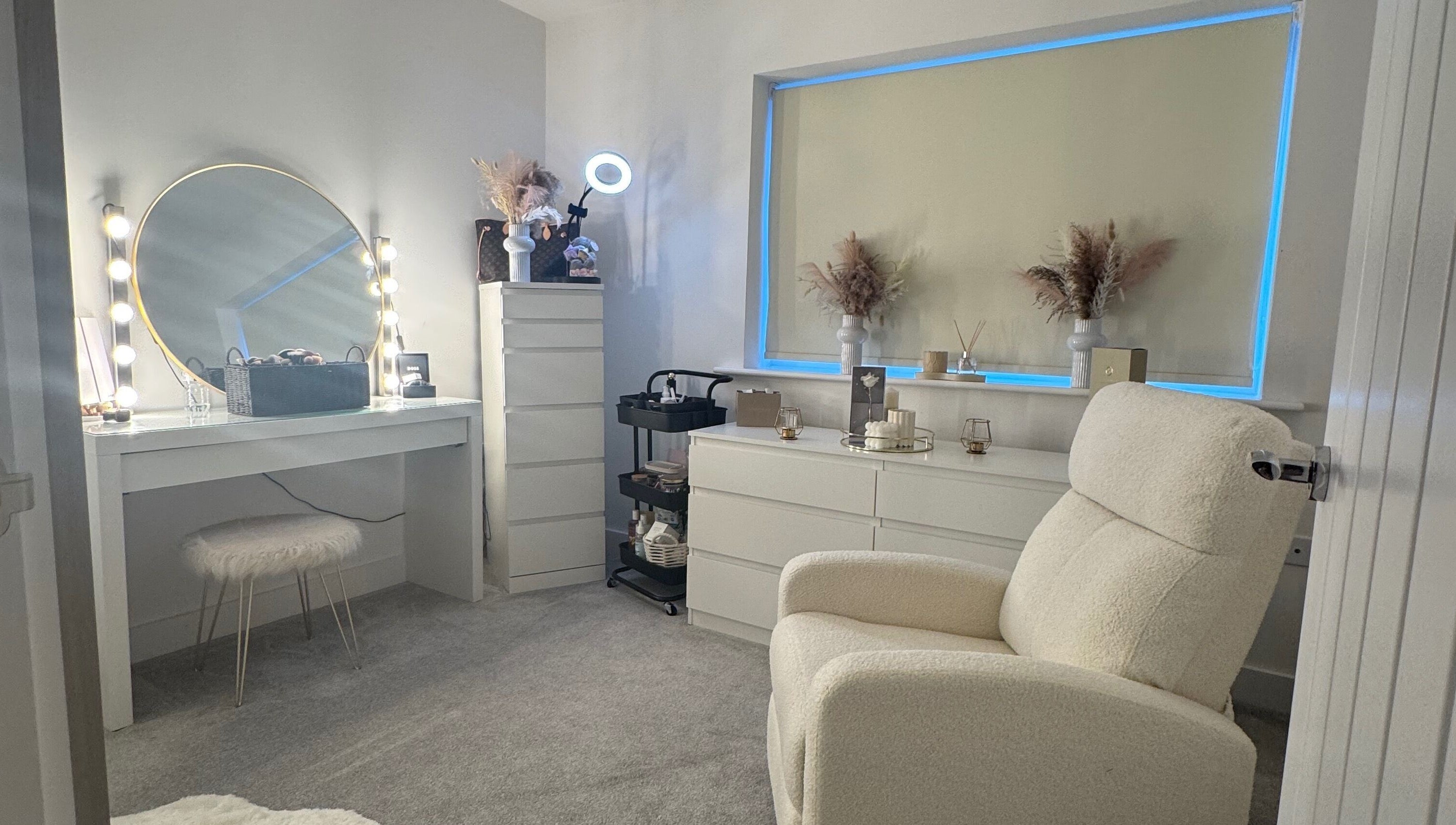 Calm beauty room at Ab.aesthetics, Clifton Upon Dunsmore, England, with a mirror, soft chair, and makeup station.