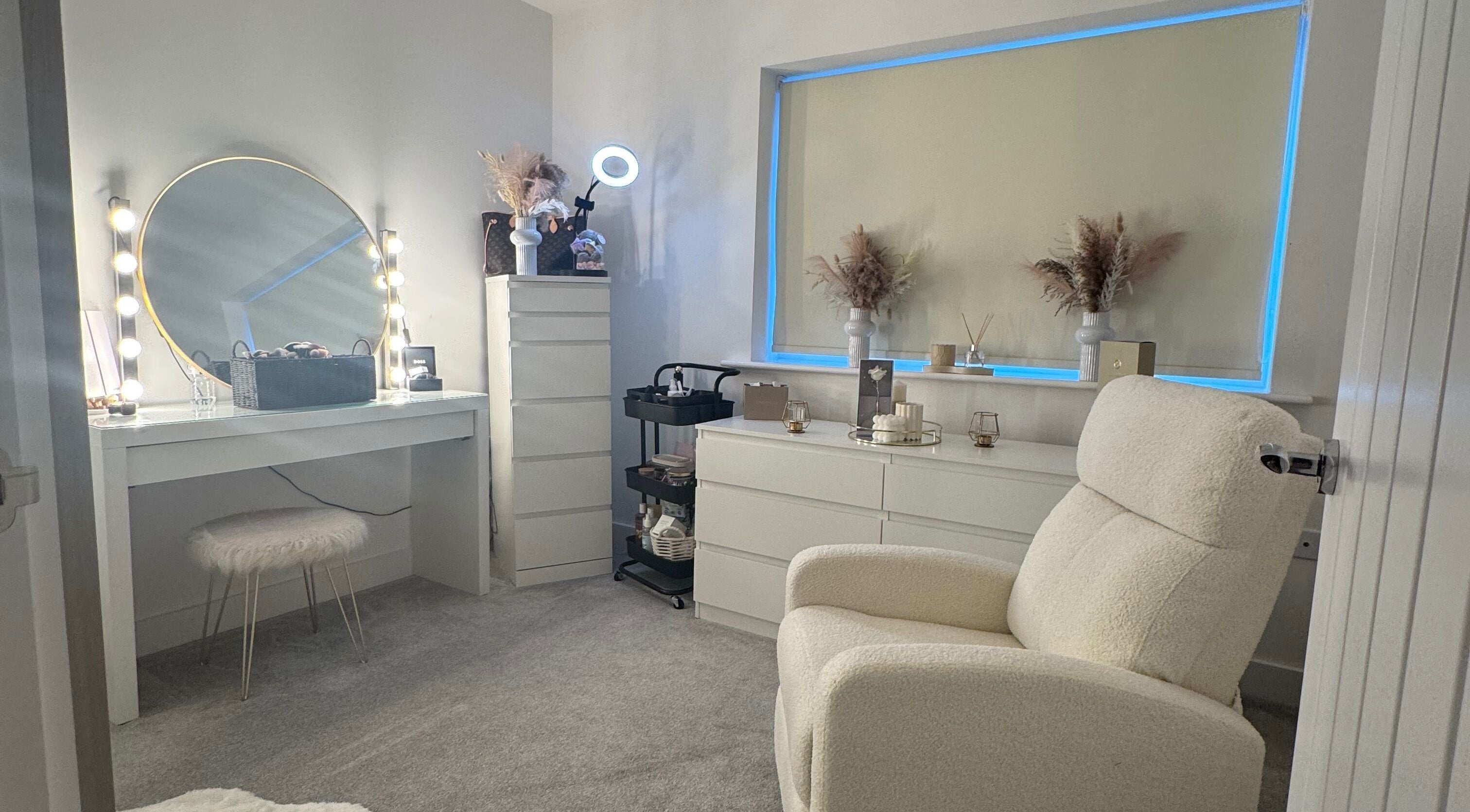 Calm beauty room at Ab.aesthetics, Clifton Upon Dunsmore, England, with a mirror, soft chair, and makeup station.