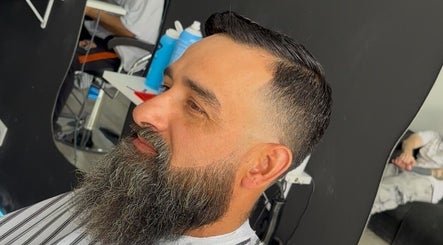 Corte de cabello y barba en Dakota studio, Francisco Alvarez, Provincia De Buenos Aires, AR.