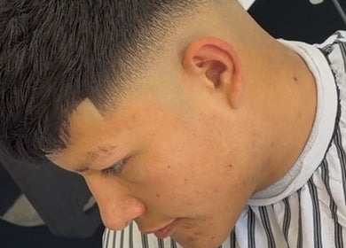 Joven con corte de pelo moderno en Dakota Studio, Francisco Alvarez, Provincia De Buenos Aires, AR.