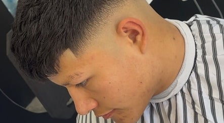 Joven con corte de pelo moderno en Dakota Studio, Francisco Alvarez, Provincia De Buenos Aires, AR.