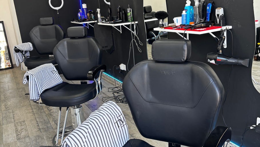 Interior de Dakota Studio en Francisco Alvarez, Provincia De Buenos Aires, AR, mostrando sillas y herramientas de peluquería.