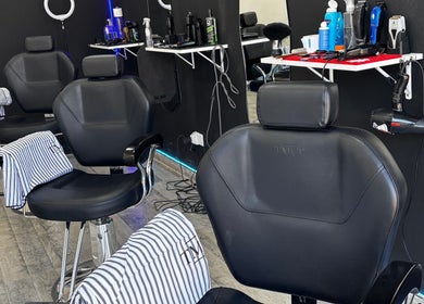 Interior de Dakota Studio en Francisco Alvarez, Provincia De Buenos Aires, AR, mostrando sillas y herramientas de peluquería.