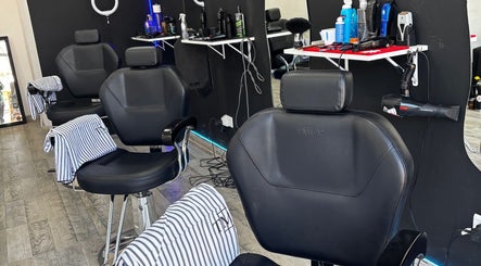 Interior de Dakota Studio en Francisco Alvarez, Provincia De Buenos Aires, AR, mostrando sillas y herramientas de peluquería.