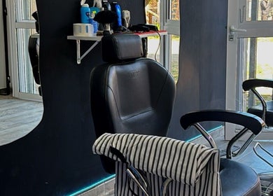 Sala de peluquería en Dakota Studio, Francisco Alvarez, Provincia De Buenos Aires, AR, con silla de diseño moderno.