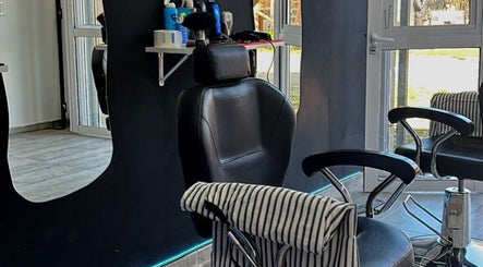 Sala de peluquería en Dakota Studio, Francisco Alvarez, Provincia De Buenos Aires, AR, con silla de diseño moderno.