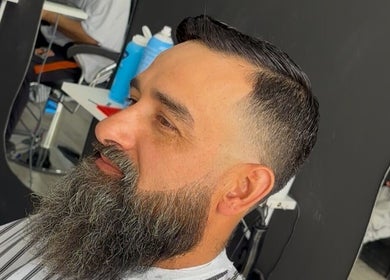 Cliente con barba y corte moderno en Dakota Studio, Francisco Alvarez, Provincia De Buenos Aires, AR.