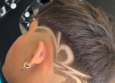 Corte moderno en Dakota Studio, Francisco Alvarez, Provincia De Buenos Aires, AR con diseño artístico en el cabello.