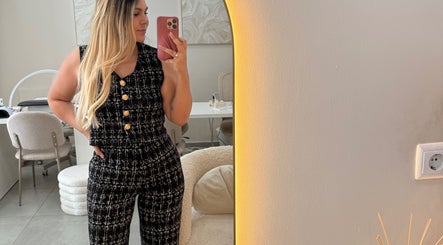 Mulher elegante no JL CLINIC, Linda-a-velha, Lisboa, PT, refletida em espelho, ambiente sofisticado.