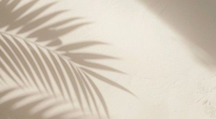 Sombras de folhas na parede, criando uma atmosfera relaxante na JL CLINIC PORTO, Matosinhos, Porto, PT.
