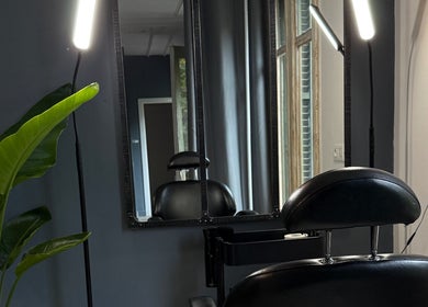 Modern salon chair and mirror at Jack Moran Hair, Barcelona, Cataluña, ES.