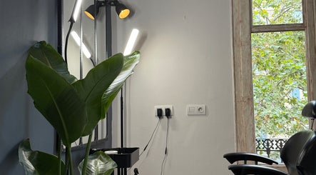 Stylish salon corner with plants and a window at Jack Moran Hair, Barcelona, Cataluña, ES.
