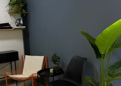Stylish waiting area at Jack Moran Hair, Barcelona, Cataluña, ES featuring modern chairs and a vibrant plant.