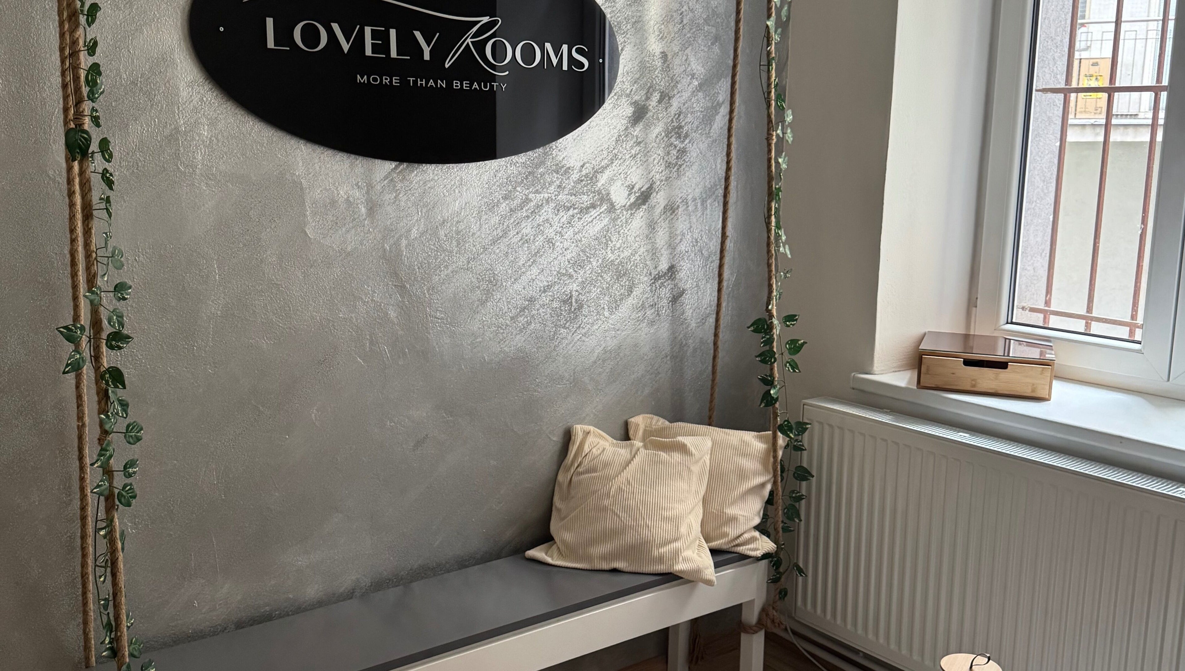 Oblast pro relaxaci s lavičkou a polštáři v Klaris lashes & brows, Moravskoslezský Kraj, Moravskoslezský Kraj, CZ.