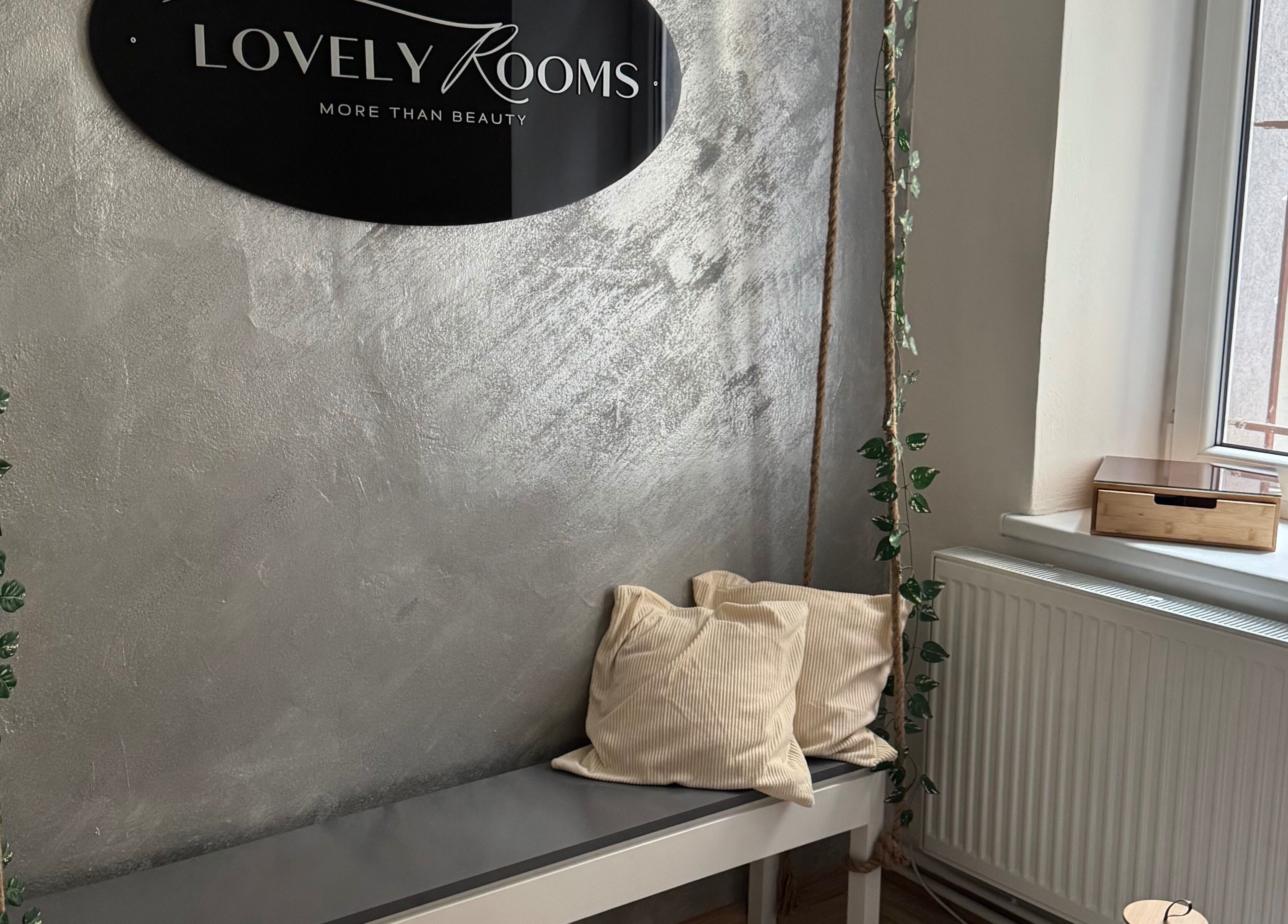 Oblast pro relaxaci s lavičkou a polštáři v Klaris lashes & brows, Moravskoslezský Kraj, Moravskoslezský Kraj, CZ.