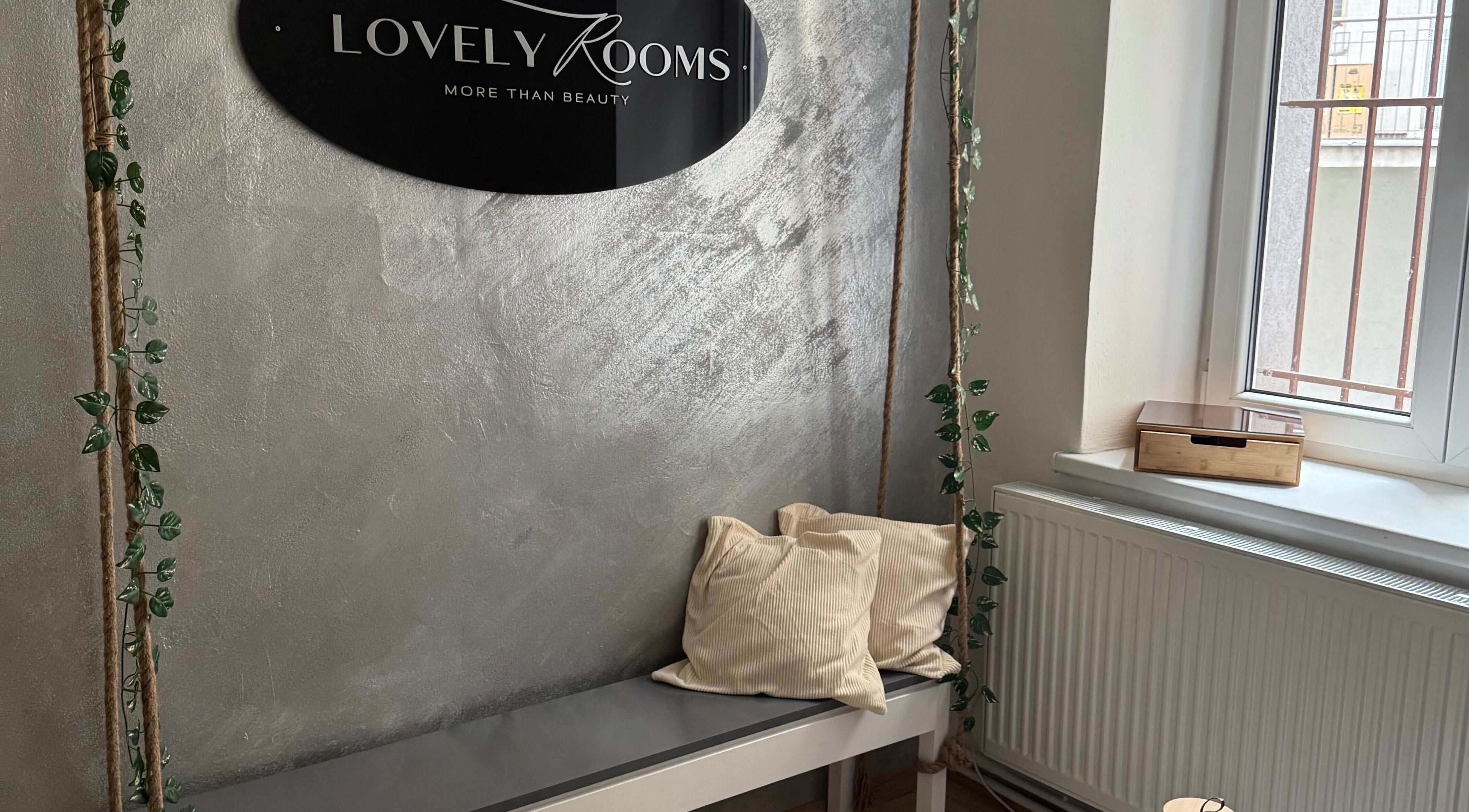 Oblast pro relaxaci s lavičkou a polštáři v Klaris lashes & brows, Moravskoslezský Kraj, Moravskoslezský Kraj, CZ.