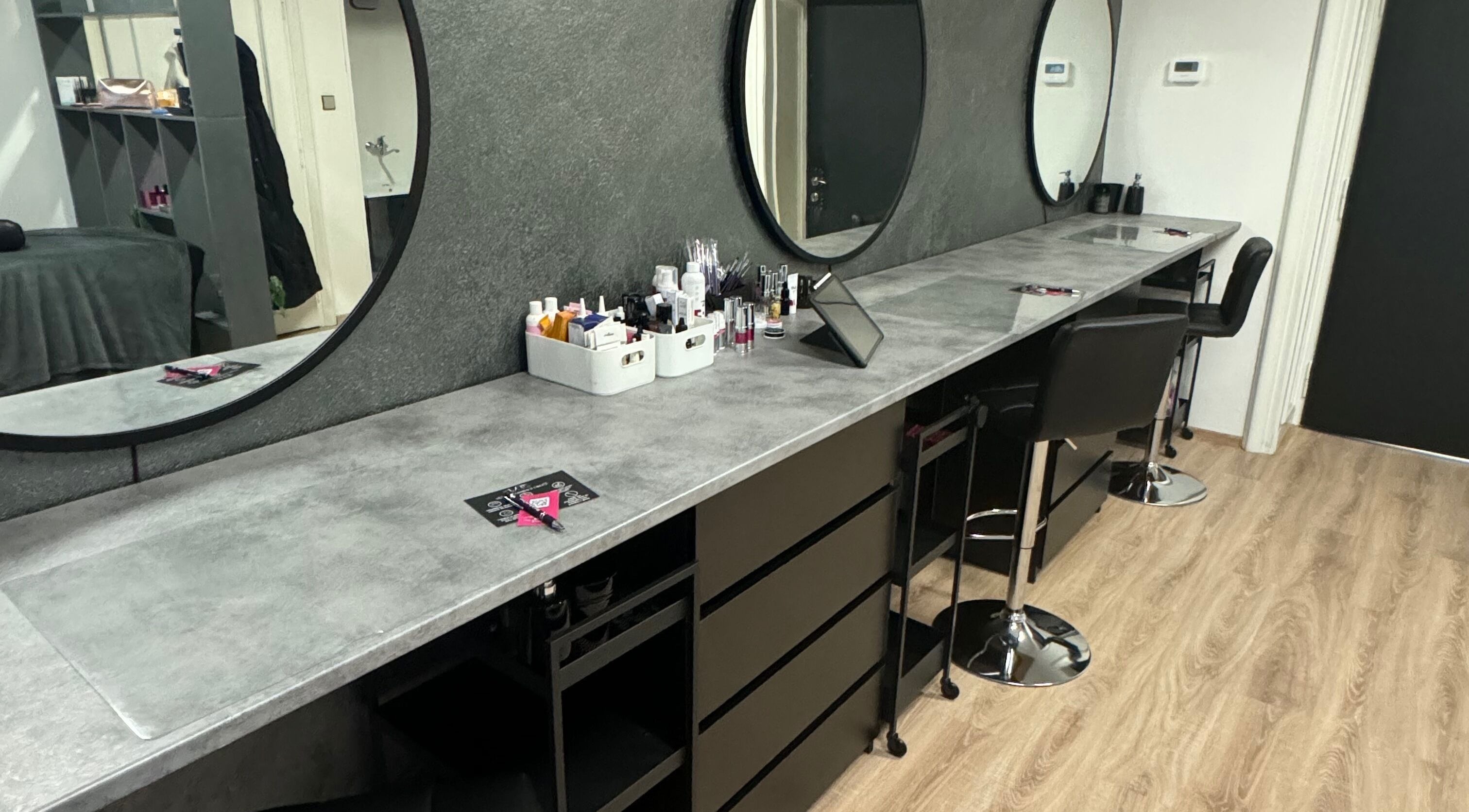 Interiér studia Klaris lashes & brows, Moravskoslezský Kraj, moderní líčení a úprava obočí.