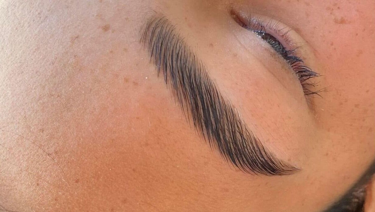 Ceja bien definida en KIM STUDIO, Juan Aldama, Chihuahua, MX, destacando servicio experto de belleza.