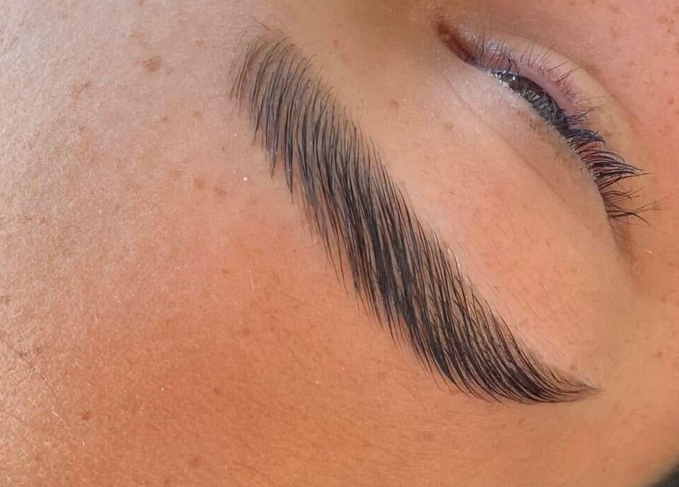 Ceja bien definida en KIM STUDIO, Juan Aldama, Chihuahua, MX, destacando servicio experto de belleza.