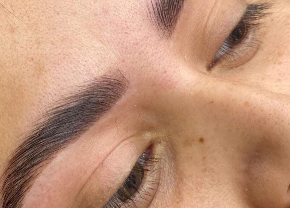 Cejas estilizadas en KIM STUDIO, Juan Aldama, Chihuahua, MX, mostrando técnica avanzada de diseño.