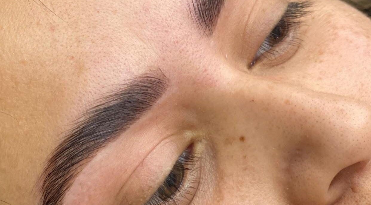 Cejas estilizadas en KIM STUDIO, Juan Aldama, Chihuahua, MX, mostrando técnica avanzada de diseño.